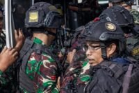 Aparat TNI mengevakuasi korban yang terkena tembakan di kawasan operasional PT Freeport Indonesia, tepatnya di Mile Point 50, Distrik Tembagapura, Kabupaten Mimika, Papua Tengah, Rabu (11/2/2026). (Foto: Istimewa/Tangkapan layar video amatir)