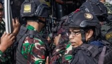 Aparat TNI mengevakuasi korban yang terkena tembakan di kawasan operasional PT Freeport Indonesia, tepatnya di Mile Point 50, Distrik Tembagapura, Kabupaten Mimika, Papua Tengah, Rabu (11/2/2026). (Foto: Istimewa/Tangkapan layar video amatir)