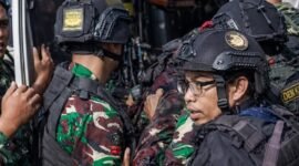 Aparat TNI mengevakuasi korban yang terkena tembakan di kawasan operasional PT Freeport Indonesia, tepatnya di Mile Point 50, Distrik Tembagapura, Kabupaten Mimika, Papua Tengah, Rabu (11/2/2026). (Foto: Istimewa/Tangkapan layar video amatir)