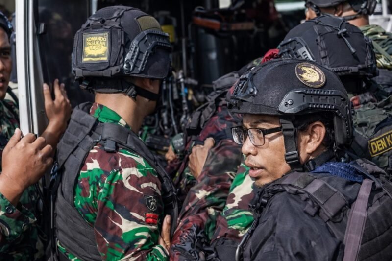 Aparat TNI mengevakuasi korban yang terkena tembakan di kawasan operasional PT Freeport Indonesia, tepatnya di Mile Point 50, Distrik Tembagapura, Kabupaten Mimika, Papua Tengah, Rabu (11/2/2026). (Foto: Istimewa/Tangkapan layar video amatir)