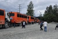 Sejumlah karyawan yang hendak naik ke Tembaga diperintahkan kembali pulang akibat adanya penembakan di area PT Freeport Indonesia, Mile Point 50, Distrik Tembagapura, Mimika, Papua Tengah. (Foto: Istimewa/Tangkapan layar video amatir)