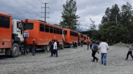 Sejumlah karyawan yang hendak naik ke Tembaga diperintahkan kembali pulang akibat adanya penembakan di area PT Freeport Indonesia, Mile Point 50, Distrik Tembagapura, Mimika, Papua Tengah. (Foto: Istimewa/Tangkapan layar video amatir)