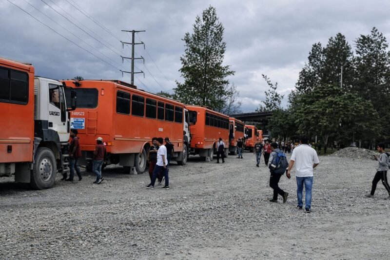 Sejumlah karyawan yang hendak naik ke Tembaga diperintahkan kembali pulang akibat adanya penembakan di area PT Freeport Indonesia, Mile Point 50, Distrik Tembagapura, Mimika, Papua Tengah. (Foto: Istimewa/Tangkapan layar video amatir)