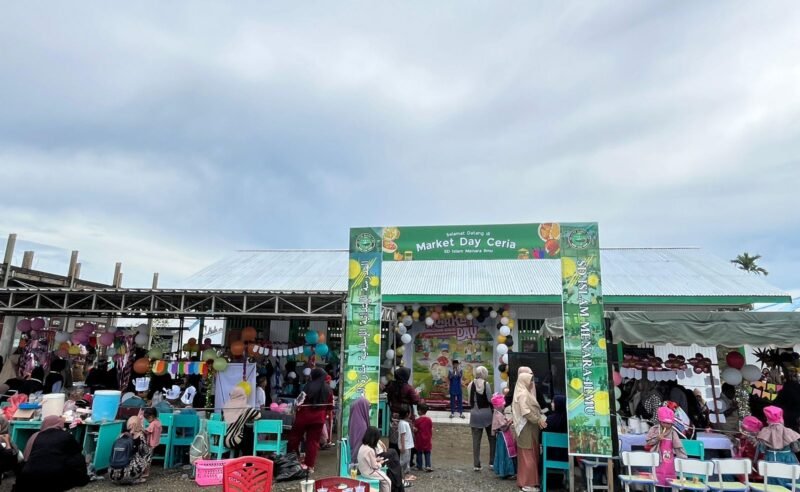 Tampak depan tempat kegiatan Market Day Ceria SD Islam Menara Ilmu, Kamis (12/2/2026). (Galeri Papua/Benaz)