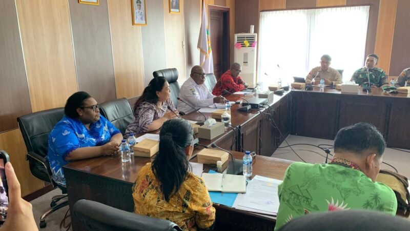 Rapat koordinasi Satgas MBG di Lantai 3 Gedung A Kantor Pusat Pemerintahan Kabupaten Mimika, Kamis (12/2/2026). (Foto: Galeri Papua/Ahmad)