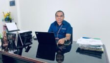 Kepala BPJS Kesehatan Kabupaten Mimika, Mikael Tuturop, saat ditemui di ruang kerjanya, Kamis (12/2/2026). (Foto: Galeri Papua/Kevin Kurni)