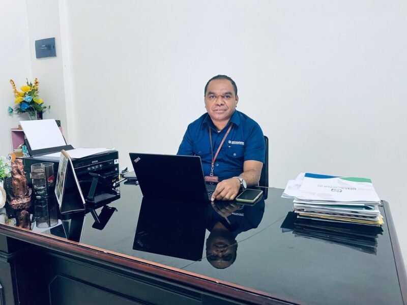 Kepala BPJS Kesehatan Kabupaten Mimika, Mikael Tuturop, saat ditemui di ruang kerjanya, Kamis (12/2/2026). (Foto: Galeri Papua/Kevin Kurni)