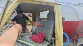 Polisi melakukan olah TKP peristiwa penembakan sopir truk tangki air di Yahukimo. (Foto: Istimewa/Satgas Humas ODC)