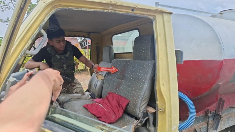 Polisi melakukan olah TKP peristiwa penembakan sopir truk tangki air di Yahukimo. (Foto: Istimewa/Satgas Humas ODC)