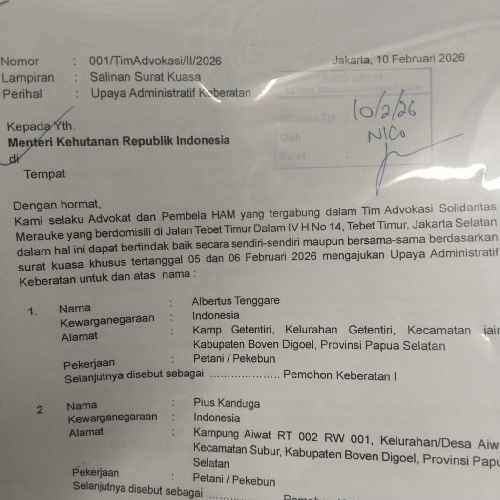 Surat pengajuan upaya administratif keberatan atas Keputusan Menteri Kehutanan Republik Indonesia Nomor 591 dan 430 Tahun 2025 oleh masyarakat adat dari Kabupaten Boven Digoel dan Merauke. (Foto: Istimewa/Tim Advokasi Solidaritas Merauke)
