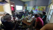 Masyarakat adat rapat bersama Tim Advokasi Solidaritas Merauke terkait penolakan alih status 486 ribu hektar hutan di Papua Selatan. (Foto: Istimewa/Tim Advokasi Solidaritas Merauke)