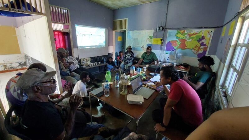 Masyarakat adat rapat bersama Tim Advokasi Solidaritas Merauke terkait penolakan alih status 486 ribu hektar hutan di Papua Selatan. (Foto: Istimewa/Tim Advokasi Solidaritas Merauke)