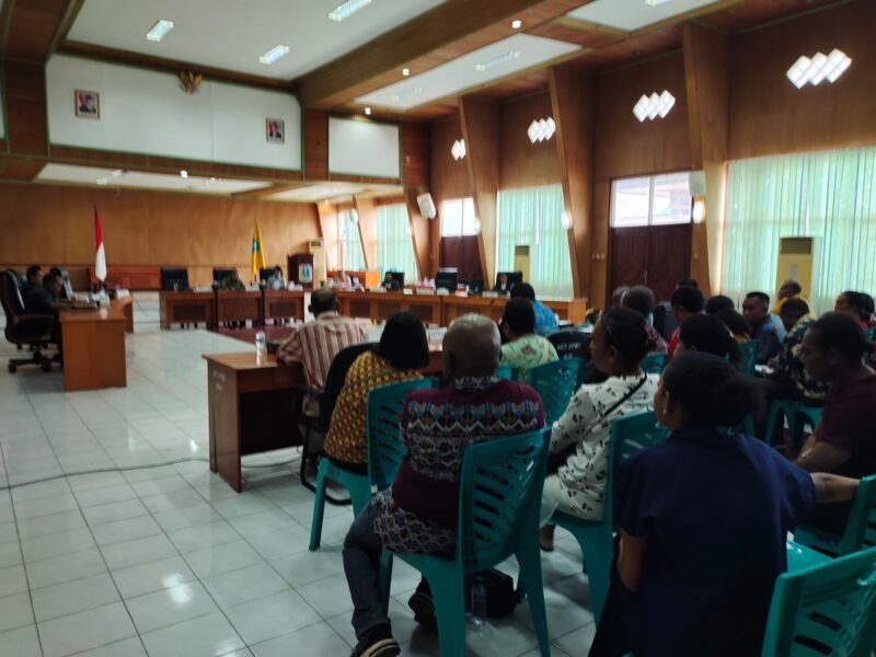Pelaksanaan Rapat Dengar Pendapat (RDP) Komisi IV DPRD Biak Numfor bersama Dinas Pendidikan, BPKD, Asisten I serta perwakilan orang tua mahasiswa. (Foto: Galeri Papua/Ikbal Asra)