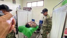 Panglima Komando Gabungan Wilayah Pertahanan (Pangkogabwilhan) III, Letjen TNI Bambang Trisnohadi, mengunjungi BLUD Puskesmas Timika dalam rangka kegiatan pemeriksaan kesehatan gratis, Jumat (13/2/2026). (Foto: Galeri Papua/Endy Langobelen)