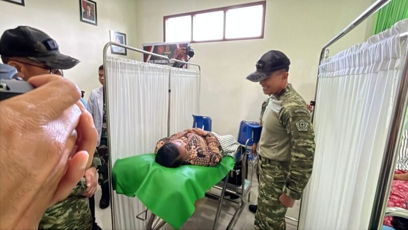 Panglima Komando Gabungan Wilayah Pertahanan (Pangkogabwilhan) III, Letjen TNI Bambang Trisnohadi, mengunjungi BLUD Puskesmas Timika dalam rangka kegiatan pemeriksaan kesehatan gratis, Jumat (13/2/2026). (Foto: Galeri Papua/Endy Langobelen)