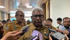 Bupati Mimika Johannes Rettob. (Foto: Galeri Papua/Ahmad)