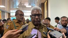 Bupati Mimika Johannes Rettob. (Foto: Galeri Papua/Ahmad)