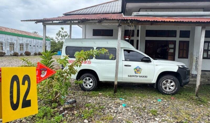 Penampakan mobil ambulans milik Puskesmas Aplim yang nyaris dibakar OTK di Distrik Dekai, Yahukimo, Papua Pegunungan, Sabtu (14/2/2026). (Foto: Humas Satgas ODC 2026).
