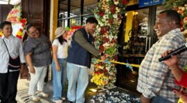 Pengguntingan pita sebagai tanda resminya dibuka Birdwing Pool & Cafe di Timika. (Foto: Istimewa)