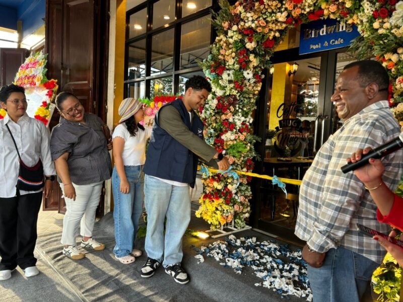 Pengguntingan pita sebagai tanda resminya dibuka Birdwing Pool & Cafe di Timika. (Foto: Istimewa)