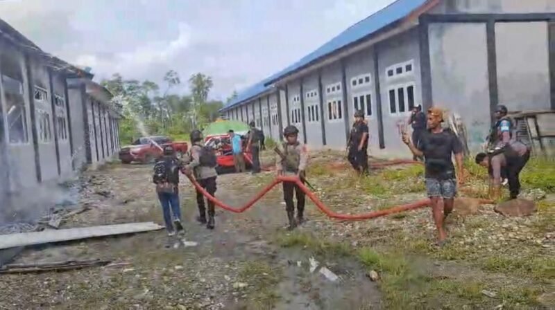 Respon Cepat, Tim Tindak Yahukimo Amankan Lokasi Kebakaran di SMA Negeri 2 Dekai, Sabtu 14 Februari 2026. (Foto: Istimewa/Satgas ODC 2026)