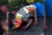 Kondisi korban yang tergeletak bersimbah darah di tepi Jalan Bandara Lama, Minggu (15/2/2026). (Foto: Istimewa/Tangkapan layar video amatir)