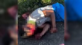 Kondisi korban yang tergeletak bersimbah darah di tepi Jalan Bandara Lama, Minggu (15/2/2026). (Foto: Istimewa/Tangkapan layar video amatir)