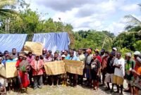 Masyarakat adat tolak sawit Dann membubarkan sosialisasi dari PT ASI. (Foto: Istimewa)
