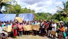 Masyarakat adat tolak sawit Dann membubarkan sosialisasi dari PT ASI. (Foto: Istimewa)
