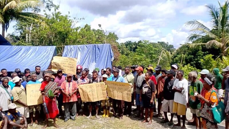 Masyarakat adat tolak sawit Dann membubarkan sosialisasi dari PT ASI. (Foto: Istimewa)
