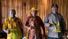 Kepala Suku Besar Mee, Melkias Moyapa didampingi dua Kepala Suku lainnya, yakni Dominikus Adi dan Yopi Degei dalam konferensi pers, Senin (16/2/2026). (Foto: Galeri Papua/Ahmad)