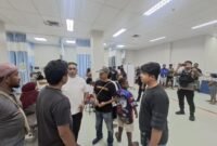 Kanit Reskrim Polsek Mimika Baru Ipda Teguh Krisandi Fardha bersama personel Polsek Mimika Baru saat bertemu keluarga korban di RSUD Mimika, Senin (16/2/2026). (Foto: Istimewa/Polsek Mimika Baru).