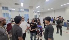 Kanit Reskrim Polsek Mimika Baru Ipda Teguh Krisandi Fardha bersama personel Polsek Mimika Baru saat bertemu keluarga korban di RSUD Mimika, Senin (16/2/2026). (Foto: Istimewa/Polsek Mimika Baru).