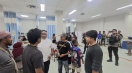 Kanit Reskrim Polsek Mimika Baru Ipda Teguh Krisandi Fardha bersama personel Polsek Mimika Baru saat bertemu keluarga korban di RSUD Mimika, Senin (16/2/2026). (Foto: Istimewa/Polsek Mimika Baru).