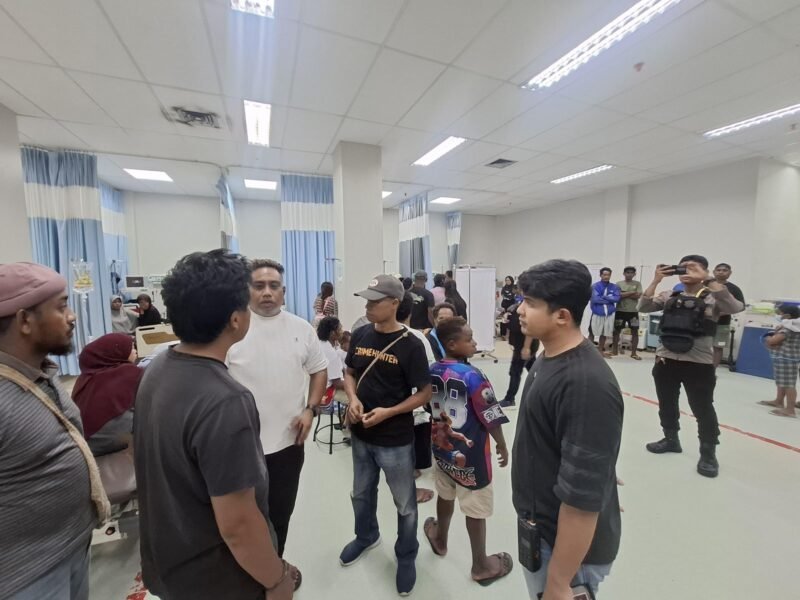 Kanit Reskrim Polsek Mimika Baru Ipda Teguh Krisandi Fardha bersama personel Polsek Mimika Baru saat bertemu keluarga korban di RSUD Mimika, Senin (16/2/2026). (Foto: Istimewa/Polsek Mimika Baru).