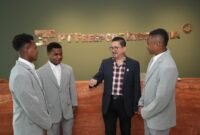 Presiden Direktur PTFI Tony Wenas beramah tamah dengan para pemain muda PFA yang akan mengikuti Elite Camp 2026 di Austria (ki-ka – Yance Glen Imbiri, Jupri Kogoya, Tony Wenas, Dolvi T. Salossa), Senin 9 Februari 2026. (Foto: Dokumen PTFI)