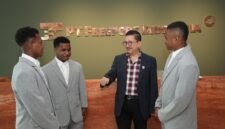 Presiden Direktur PTFI Tony Wenas beramah tamah dengan para pemain muda PFA yang akan mengikuti Elite Camp 2026 di Austria (ki-ka – Yance Glen Imbiri, Jupri Kogoya, Tony Wenas, Dolvi T. Salossa), Senin 9 Februari 2026. (Foto: Dokumen PTFI)