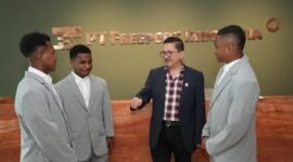 Presiden Direktur PTFI Tony Wenas beramah tamah dengan para pemain muda PFA yang akan mengikuti Elite Camp 2026 di Austria (ki-ka – Yance Glen Imbiri, Jupri Kogoya, Tony Wenas, Dolvi T. Salossa), Senin 9 Februari 2026. (Foto: Dokumen PTFI)