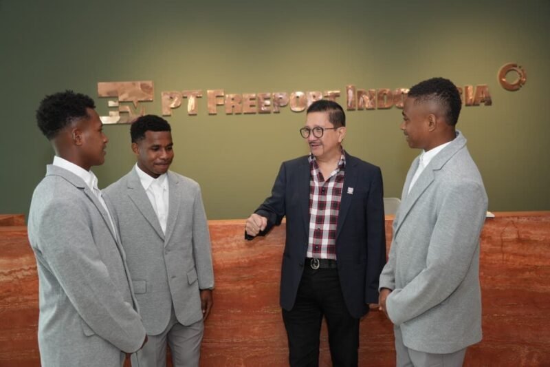 Presiden Direktur PTFI Tony Wenas beramah tamah dengan para pemain muda PFA yang akan mengikuti Elite Camp 2026 di Austria (ki-ka – Yance Glen Imbiri, Jupri Kogoya, Tony Wenas, Dolvi T. Salossa), Senin 9 Februari 2026. (Foto: Dokumen PTFI)