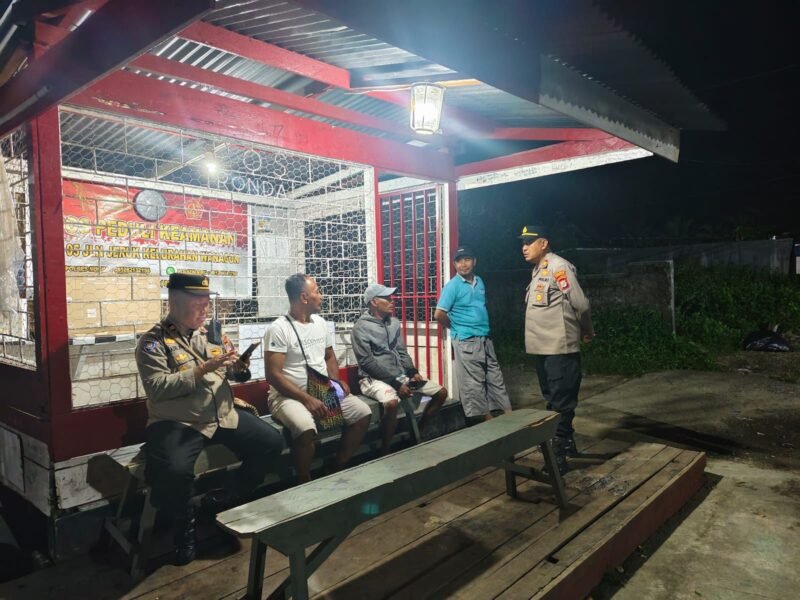 Kapolsek Mimika Baru AKP Mattinetta bersama jajarannya saat menyambangi Pos Peka, Senin (16/2/2026) malam. (Foto: Polsek Mimika Baru)