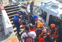 Jenazah korban yang ditandu oleh Tim SAR gabungan dari pelabuhan untuk dilarikan ke RSUD, Rabu (18/2/2026) pagi. (Foto: SAR Timika)