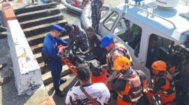 Jenazah korban yang ditandu oleh Tim SAR gabungan dari pelabuhan untuk dilarikan ke RSUD, Rabu (18/2/2026) pagi. (Foto: SAR Timika)