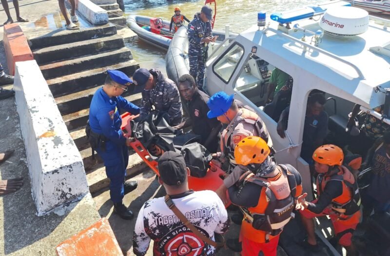 Jenazah korban yang ditandu oleh Tim SAR gabungan dari pelabuhan untuk dilarikan ke RSUD, Rabu (18/2/2026) pagi. (Foto: SAR Timika)