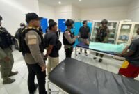 Aparat keamanan mendatangi RSUD untuk menjenguk korban. (Foto: Satgas Humas ODC)