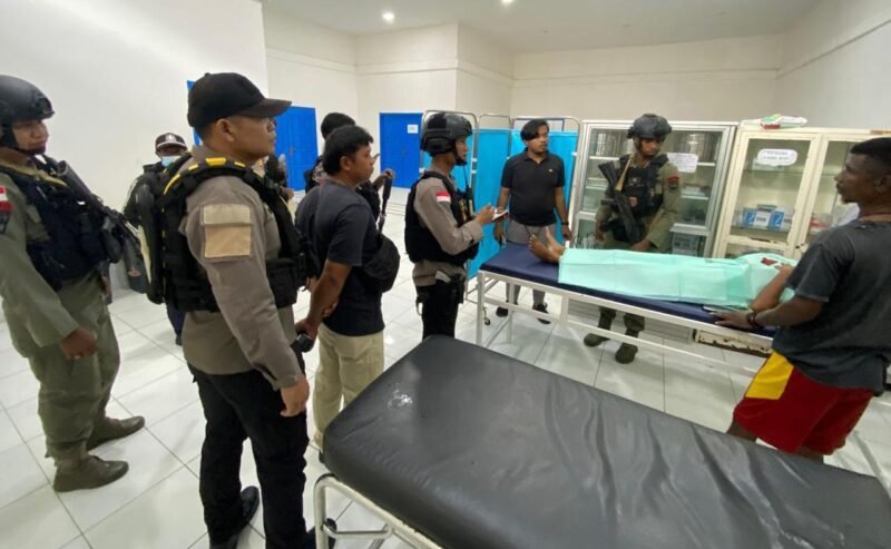 Aparat keamanan mendatangi RSUD untuk menjenguk korban. (Foto: Satgas Humas ODC)