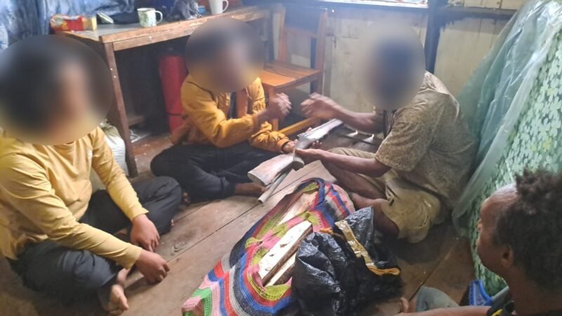 Satu pucuk senjata api milik kelompok bersenjata Organisasi Papua Merdeka (OPM) Kodap XV Ngalum Kupel diserahkan secara sukarela di Distrik Kiwirok, Kabupaten Pegunungan Bintang, Papua Pegunungan, Selasa (17/2/2026). (Foto: Koops Swasembada)