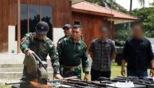 Koops Swasembada memusnahkan sejumlah barang bukti hasil operasi di wilayah perbatasan RI–Papua Nugini (PNG), Selasa (17/2/2026). (Foto: Koops Swasembada)