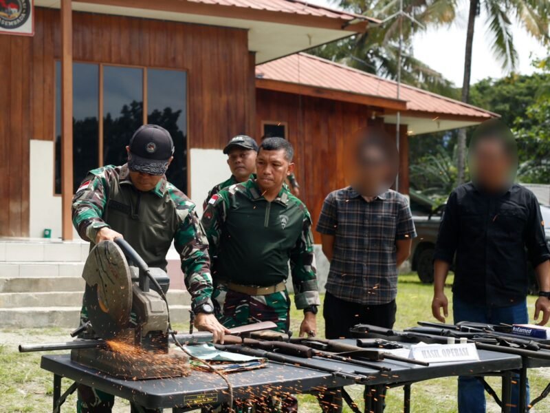 Koops Swasembada memusnahkan sejumlah barang bukti hasil operasi di wilayah perbatasan RI–Papua Nugini (PNG), Selasa (17/2/2026). (Foto: Koops Swasembada)