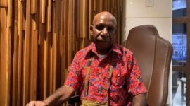 Kepala Suku Besar Mee Provinsi Papua Tengah, Melkias Moyapa saat ditemui, Rabu (18/2/2026) malam. (Foto: Galeri Papua/Ahmad)