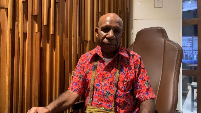 Kepala Suku Besar Mee Provinsi Papua Tengah, Melkias Moyapa saat ditemui, Rabu (18/2/2026) malam. (Foto: Galeri Papua/Ahmad)